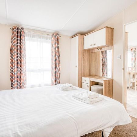 Rosefinch Sleeps 2 Persons-Private Hot Tub-Tranquil Holiday Away From It All Yet Not Far From St Austell- The Holiday Home Has One Bedroom, Living And Dining Area, Equipped Kitchen-Decking-Outdoor Furniture-Fishing Lakes-Non Pet Unit Ngoại thất bức ảnh