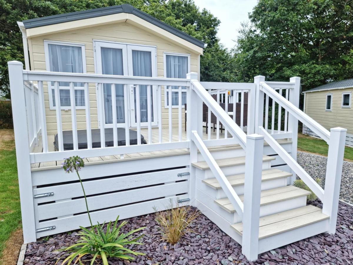Rosefinch Sleeps 2 Persons-Private Hot Tub-Tranquil Holiday Away From It All Yet Not Far From St Austell- The Holiday Home Has One Bedroom, Living And Dining Area, Equipped Kitchen-Decking-Outdoor Furniture-Fishing Lakes-Non Pet Unit Ngoại thất bức ảnh