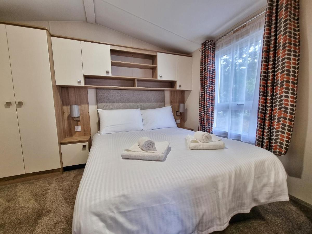 Rosefinch Sleeps 2 Persons-Private Hot Tub-Tranquil Holiday Away From It All Yet Not Far From St Austell- The Holiday Home Has One Bedroom, Living And Dining Area, Equipped Kitchen-Decking-Outdoor Furniture-Fishing Lakes-Non Pet Unit Ngoại thất bức ảnh